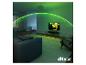 Salon avec son surround vert émanant d'une télévision, avec le logo DTS:X.