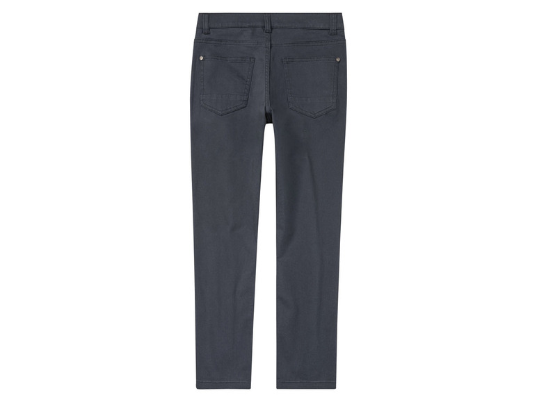 Un jean bleu foncé pour garçon.