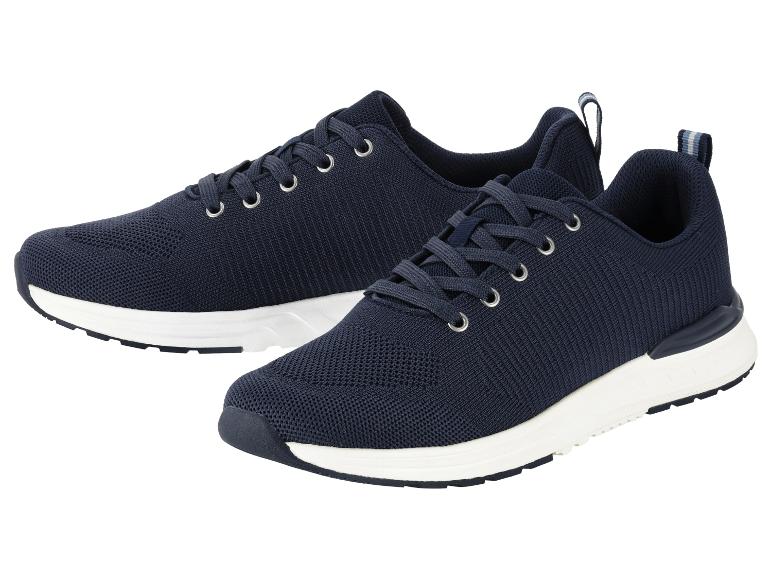 Paire de baskets tricotées bleu foncé avec semelles blanches