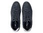 Une paire de baskets pour hommes en daim bleu marine avec des lacets assortis et des semelles blanches.