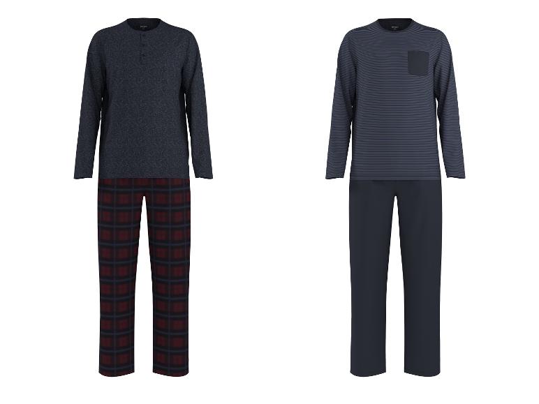 Deux ensembles de pyjamas pour hommes : un avec une chemise bleu marine et un pantalon à carreaux, l'autre avec une chemise rayée et un pantalon bleu marine.
