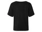 Un t-shirt noir à manches courtes.