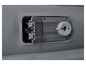 Un canot pneumatique avec une valve pour gonfler et une connexion pour une pompe électrique.