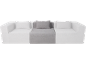 Canapé trois places avec assises et coussins en tissu blanc et gris.