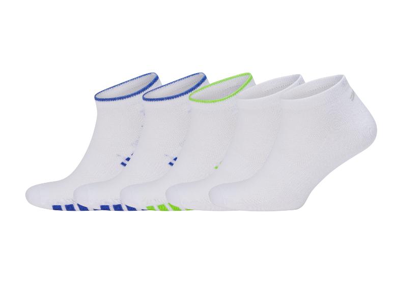 Cinq paires de chaussettes courtes blanches avec des détails bleus et verts.