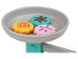 Jouets en forme de biscuits dans une poêle grise.