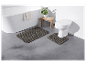 Tapis de bain gris pour la salle de bain, près de la baignoire et des toilettes.
