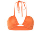 Un haut de bikini orange avec un décolleté halter.