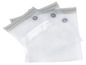 Trois sacs sous vide transparents avec une valve à air.