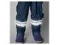 Salopette imperméable pour enfant avec bandes réfléchissantes.