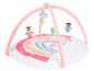 Un gymnase pour bébé rose avec un tapis arc-en-ciel, un jouet d'écureuil et un jouet de castor.