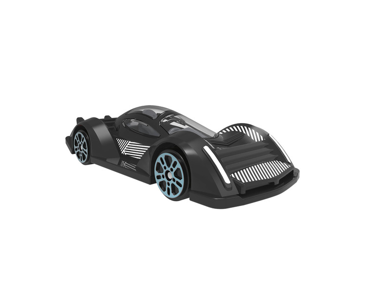 Une voiture jouet noire avec des roues bleues.