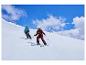 Deux skieurs descendant une piste de ski.