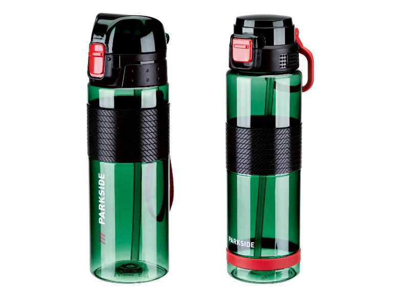 Deux bouteilles d'eau Parkside vertes avec des détails noirs et rouges.
