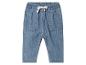 Un pantalon en jean pour bébé avec une taille élastique.