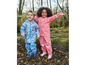 Deux enfants en vêtements de pluie, un garçon avec une veste bleue à motifs de voitures et une fille avec une veste rose.