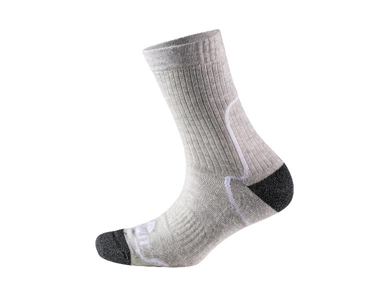 Chaussette de sport grise avec détails blancs et noirs, sur fond blanc.