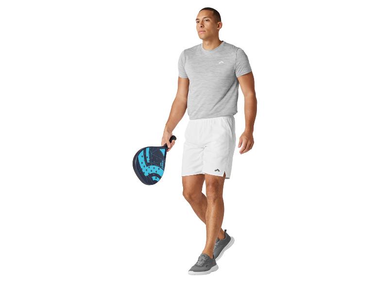 Homme portant un short et un t-shirt Crivit, tenant une raquette de paddle.