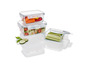 Boîtes de conservation en verre avec salade, poivrons et concombre.