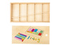 Une boîte en bois avec des bâtonnets en bois colorés pour apprendre à compter.