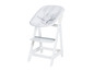 Chaise haute en bois blanc avec un revêtement gris.