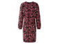 Une robe noire à imprimé floral rouge.