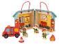 Caserne de pompiers en bois avec figurines et camion.