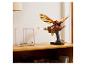 Ensemble LEGO La Machine Volante de Léonard de Vinci sur une étagère en bois avec un pendule de Newton.