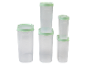 Ensemble de quatre récipients alimentaires transparents en plastique de tailles différentes avec couvercles vert clair.