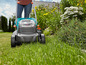 Une tondeuse à gazon Gardena est utilisée pour tondre une pelouse.