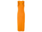 Une longue robe orange sans manches.