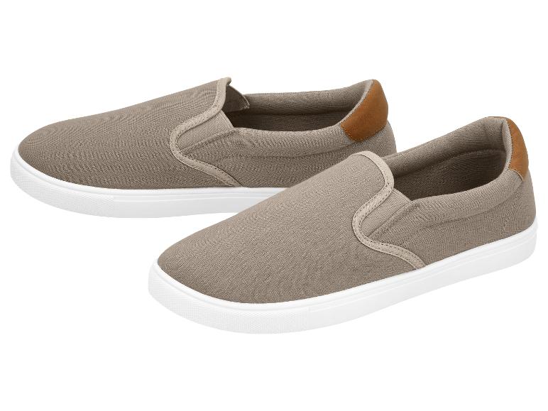 Une paire de chaussures slip-on beiges avec des semelles claires et des détails marron au talon.