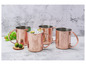 Trois mugs en cuivre pour Moscow Mule avec de la glace et du citron vert.