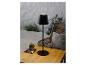 Lampe de table noire moderne sur une table en bois.