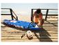 Homme gonflant une planche de SUP CRIVIT sur la plage avec une pompe électrique.