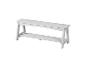 Long banc en bois blanc avec une étagère inférieure, sur fond blanc.