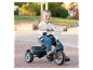 Un enfant sur un tricycle Baby Driver Smoby.