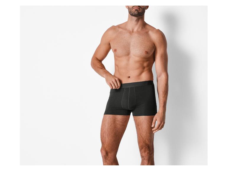 Homme en sous-vêtements noirs