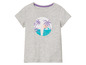 Un t-shirt gris avec un imprimé de planche de surf et de palmiers.