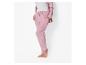 Femme en pantalon de survêtement et cardigan en velours rose