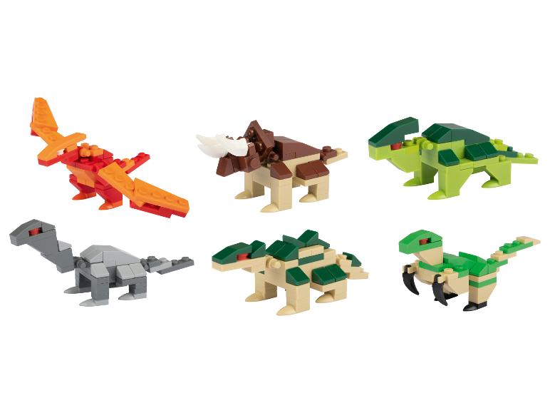 Six dinosaures jouets colorés en briques de construction, dont un ptérodactyle et un tricératops.