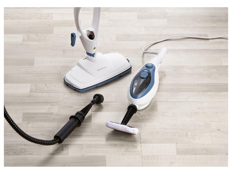 Balai vapeur SilverCrest et nettoyeur vapeur à main avec accessoires sur un sol en bois clair