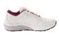 Chaussures de course blanches avec des accents roses