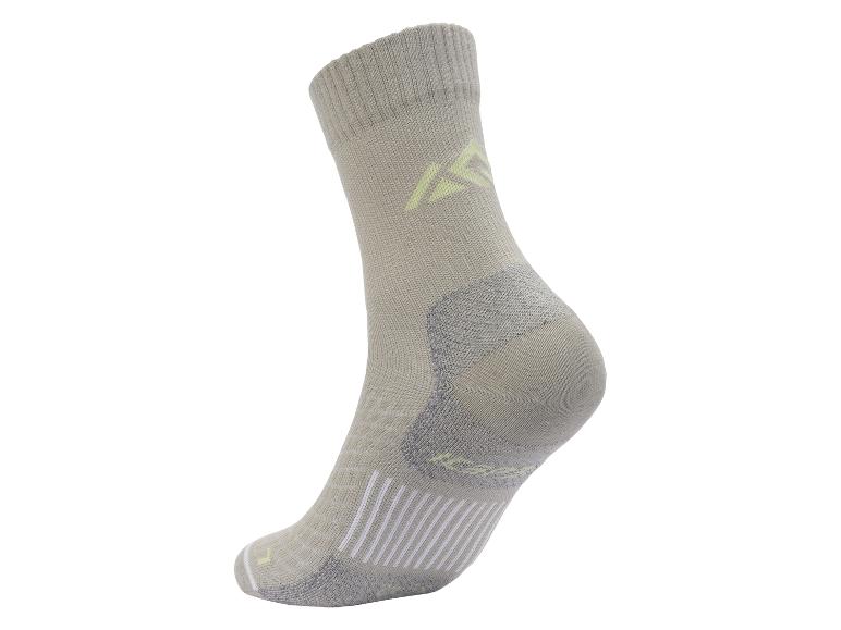 Une chaussette de sport vert clair avec des zones renforcées plus foncées et des rayures.