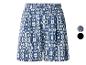 Short femme à motif ikat bleu et blanc, avec taille élastique.