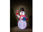 Bonhomme de neige gonflable avec chapeau haut de forme, canne à sucre et cadeau, à côté d'un sapin de Noël.