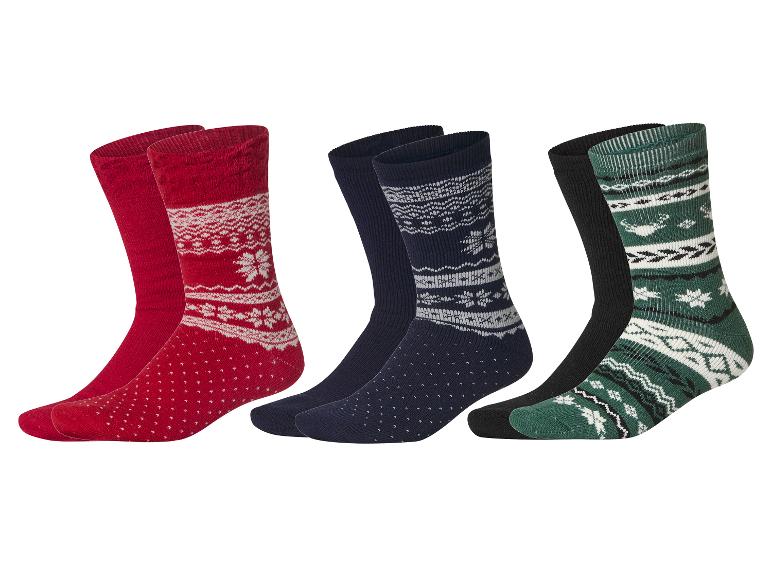 Trois paires de chaussettes épaisses à motifs hivernaux en rouge, bleu et vert.
