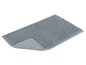 Un tapis de bain gris avec une surface rugueuse.