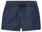 Un short en jean bleu avec un élastique et un cordon de serrage.