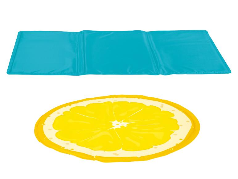 Tapis rafraîchissant bleu et tapis jaune en forme de citron.